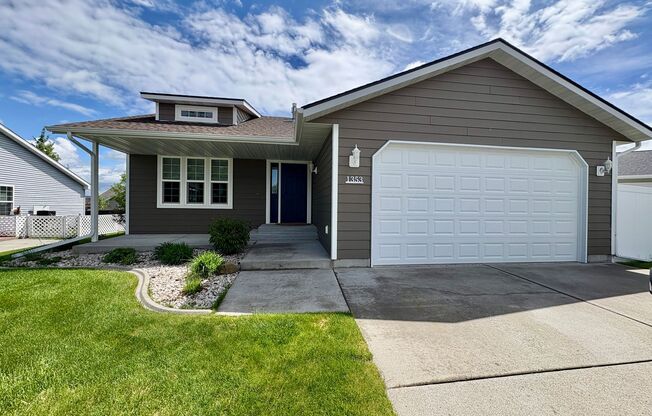 Beautiful 3 bedroom 2 bathroom home located in the heights!