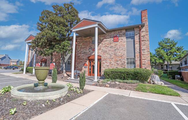 Leasing office building with parking in front at Magnolia apartments in Shreveport, LA
