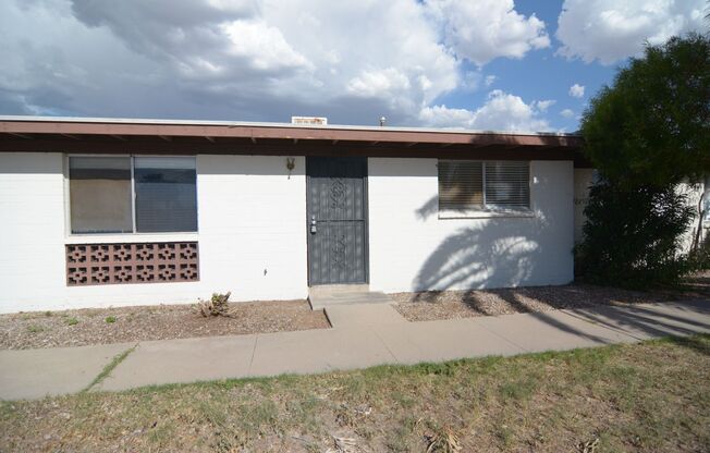 Charming 2 Bedroom 1 Bath Townhouse! East Tucson Location!