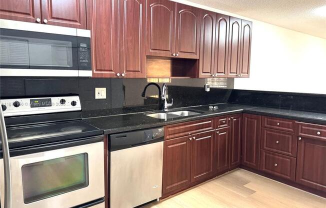 2732 W 54 ST