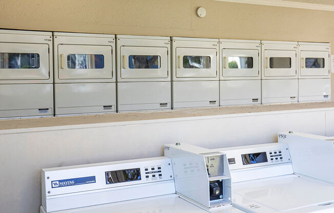 The Element at River Pointe apartments in Jacksonville Florida photo of laundry facilities