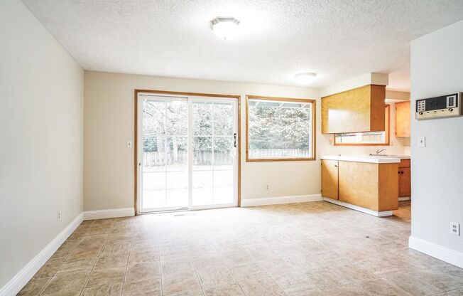 Available Beautiful Single-Level Home with Big Backyard in Tualatin! **HOLIDAY SPECIAL** 100% OFF December's rent