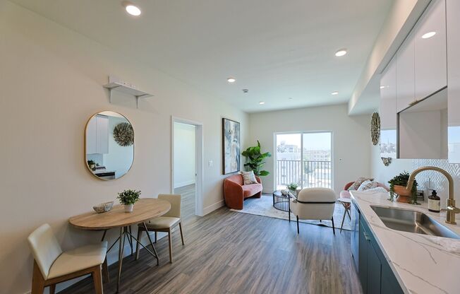 2 beds, 2 baths, 811 sqft, $1,475