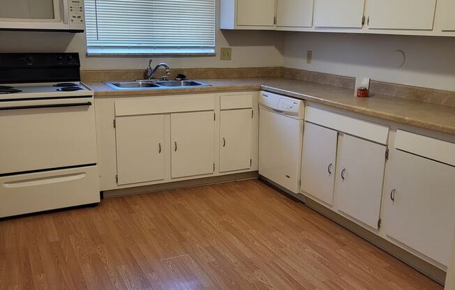 2 beds, 1 bath, 900 sqft, $970, Unit 05240-2