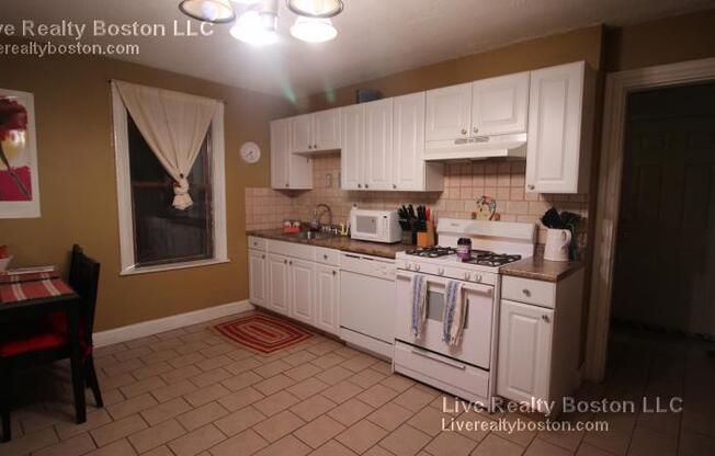 4 HOLLIS PL