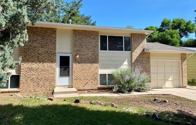 Great House With Huge Yard!