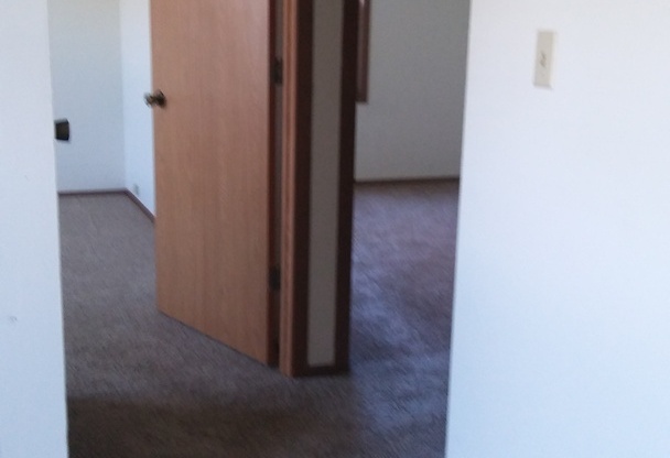2 beds, 1 bath, $1,045, Unit 601-07