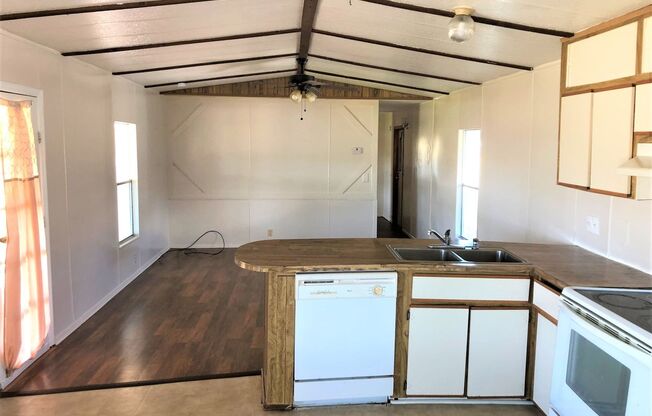 CUTE (2BR/1BA) Wesley Chapel Mobile Home w/Carport! Water, Sewer & Trash Included with Rent!