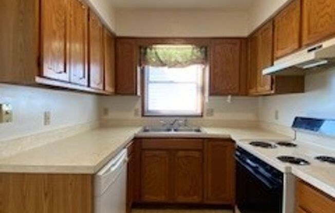 2 beds, 1 bath, $895, Unit APT. 3