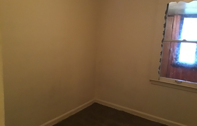 3 beds, 1 bath, $1,095