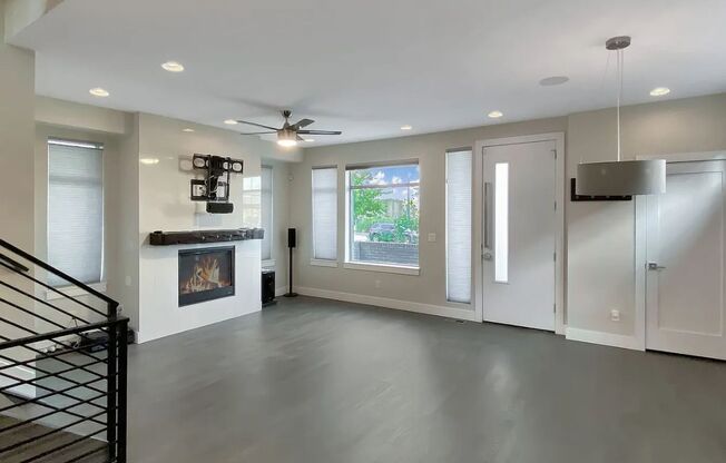 Modern 4BD, 3BA LoHi Townhome with Rooftop Deck