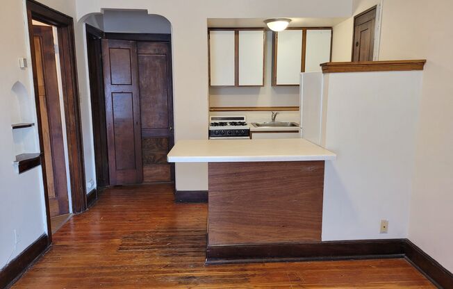 1 bed, 1 bath, $995, Unit 302