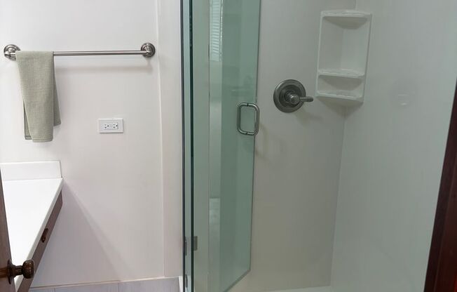 Luxury Kahala Condominium - 2bd/2ba/1pkg