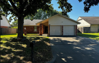 3 Bed / 2 Bath in Broken Arrow!