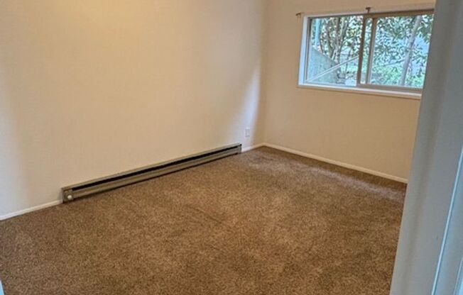 2 beds, 1 bath, $1,725, Unit 1370 SE 10th Court #102