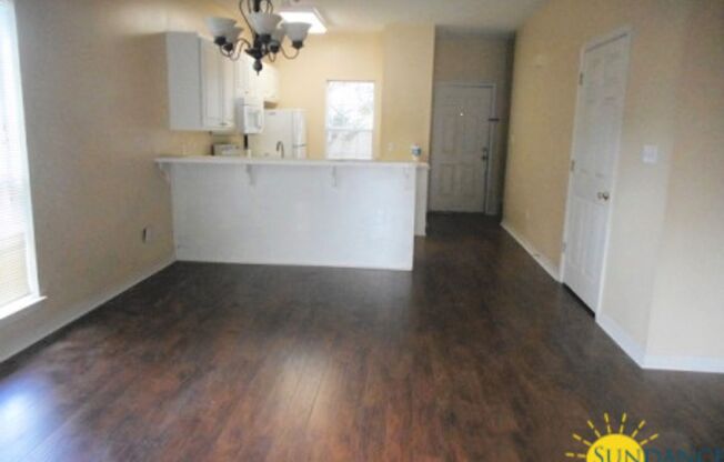 Spacious End-Unit Townhouse in Navarre