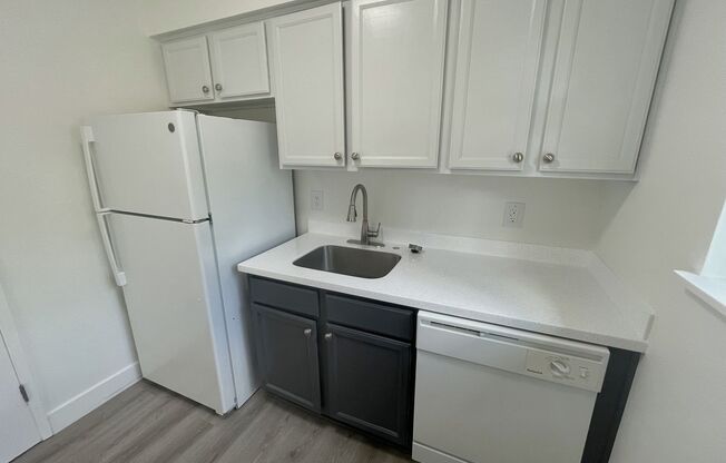 2 beds, 1 bath, 890 sqft, $1,495, Unit 15