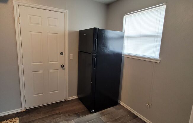 1 bed 1 bath duplex house in Downtown Edmond with central heat and air