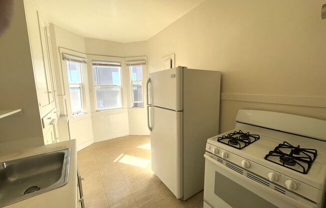 ~1 Block from CAL~ Large One Bedroom with Hardwood Floors *Great Location in North Berkeley*
