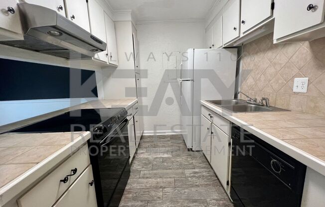 2 Bedroom, 2.5 Bathroom Townhouse on W Bayou Pkwy!