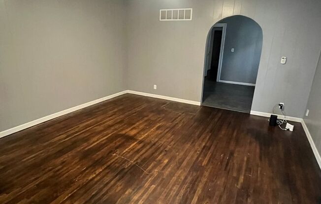 $795 - 1 bed 1 bath with bonus room! - Duplex