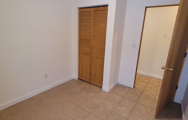 3 beds, 1 bath, $1,450, Unit A