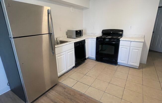 Great 2 bedroom Apartment with Garage!