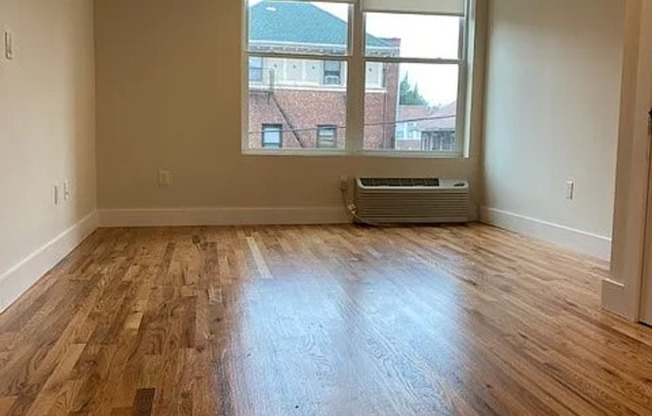 208 E MOSHOLU PKWY