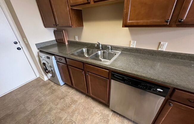 2 beds, 1 bath, 800 sqft, $1,395, Unit 601 - Unit 205 B800