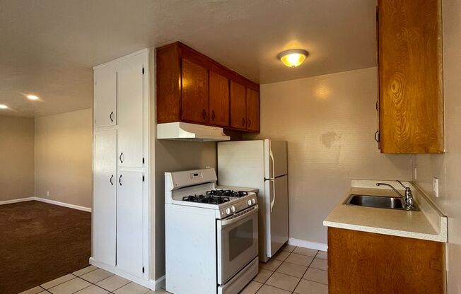 2 beds, 1 bath, $2,250, Unit 06