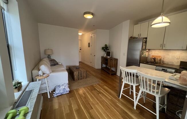 295 W 11 ST