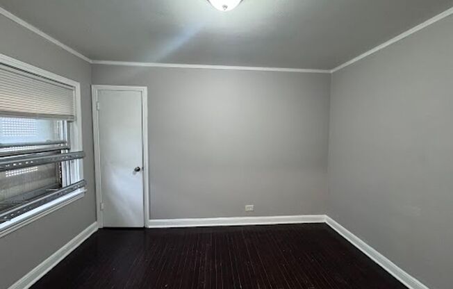 Renovated and Spacious 5-bedroom, 2-bathroom+ Den room located in Auburn Gresham