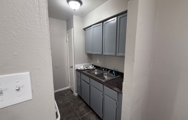 2 beds, 1 bath, $899, Unit 11
