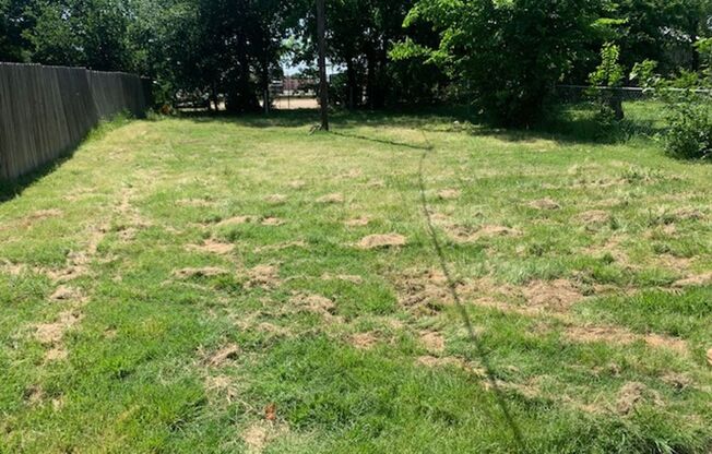 Big lot- Cute 2/1 duplex! Burleson