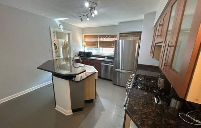 2 beds, 1 bath, $1,595