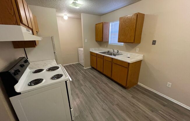 2 beds, 1 bath, 960 sqft, $800, Unit A