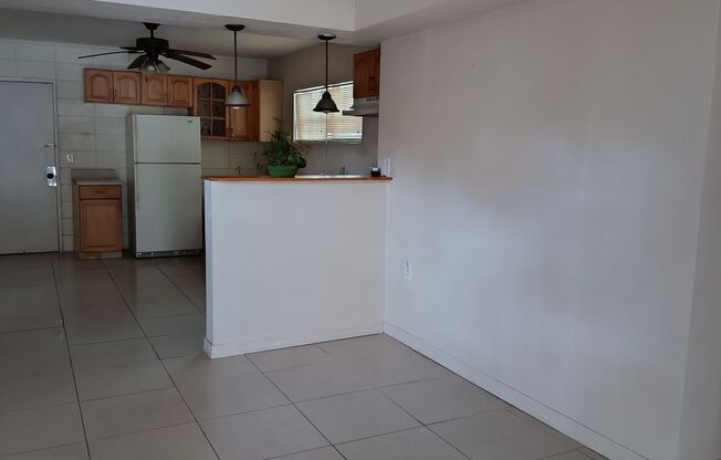 2/1 Single family home with fenced in yard