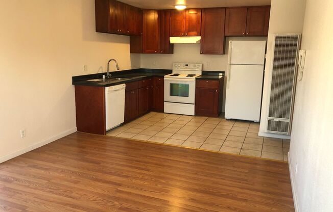 2 beds, 1 bath, 675 sqft, $2,195, Unit 8