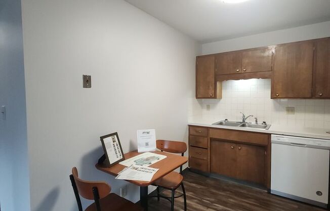 2 beds, 1 bath, 810 sqft, $850, Unit 8