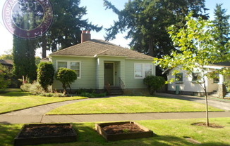 Gardener and Carpenter's Delight! Adorable NE Home in Roseway~ Walk to Shops & Restaurants!