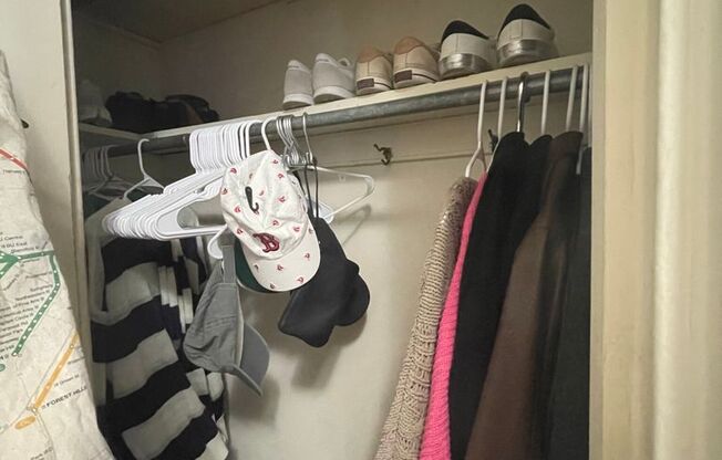 2 beds, 1 bath, 664 sqft, $3,350, Unit 43