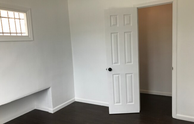 2 beds, 1 bath, $2,495, Unit 3926 1/2 W 28th St