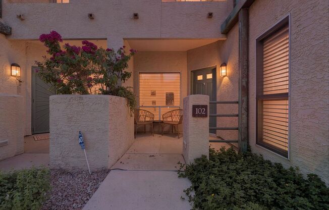 Downtown Dream minutes to Baseball, Basketball, Concerts, AZ Science Center and ASU. This completely remodeled 2 bedroom, 2 bathroom with split floor plans is READY NOW!!