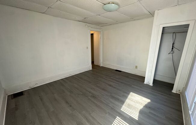 Studio, 1 bath, $595, Unit Upper