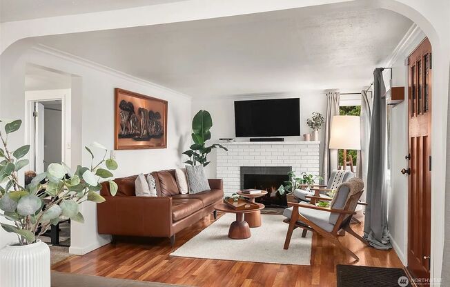 Bright & Charming 1Bed/1Bath + Den in Prime Seattle Neighborhood!