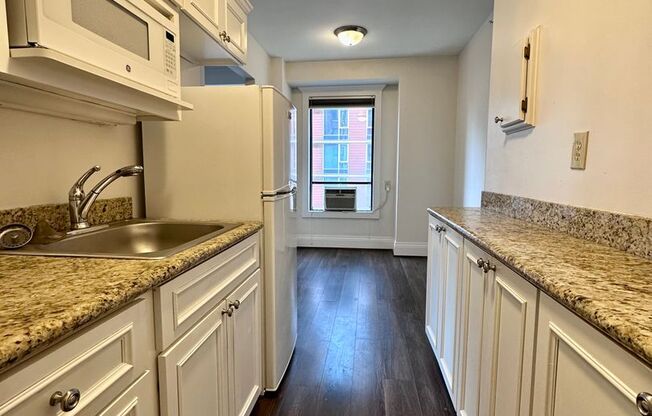 1 bed, 2 baths, 692 sqft, $2,325, Unit 0511