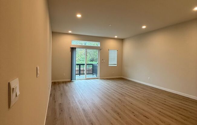 Stunning 3BD/3BTH Modern Townhouse in Snohomish for Lease!