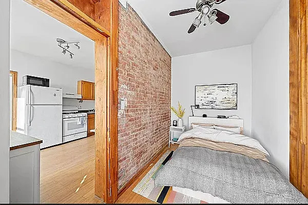 402 E 69 ST
