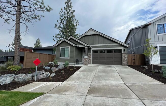 Beautiful Skyline West Pahlisch Home with High-end Features. Garage, Backyard, Bend's Westside.