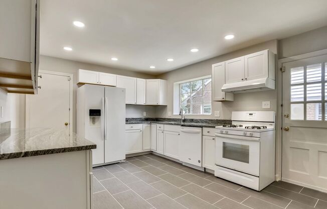 One Level Living -- 5bed / 3bath - Chevy Chase
